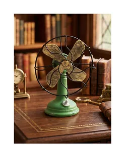 Gedetailleerde textuur van een vintage hars ventilator standbeeld op houten bureau
