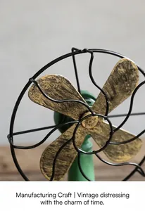 Detailopname van een vintage verweerde hars ventilator ornament voor huisdecoratie.