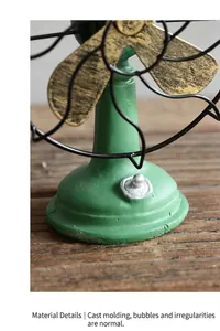 Close-up van vintage groene hars ventilator ornament met verouderde textuur details