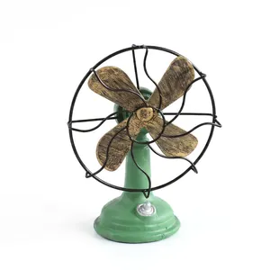 Vintage decoratieve harsventilator met verweerde groene en gouden afwerking bar