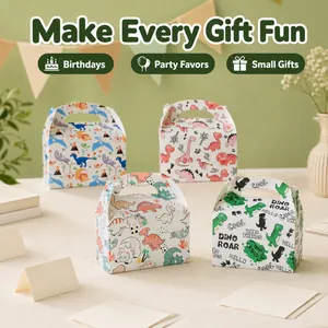 Vue de quatre boîtes à bonbons avec différents motifs de dinosaures pour fêtes d'enfants
