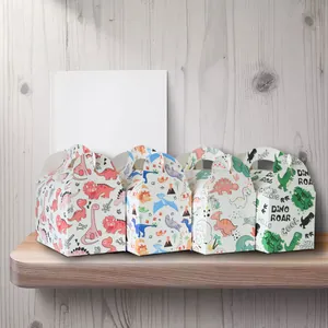 Quatre boîtes cadeaux colorées avec motif de dinosaure dessin animé sur une étagère