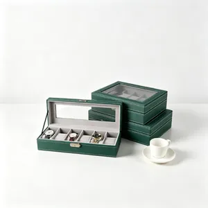 Elegante scatola porta orologi in pelle verde con serratura metallica e vetro trasparente.