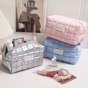 Gewatteerde make-uptassen met bubbeltextuur in roze, blauw en zilver voor op reis