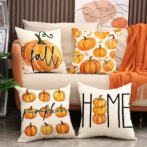 Quatre housses de coussin citrouille de Thanksgiving sur un canapé beige dans un salon cosy