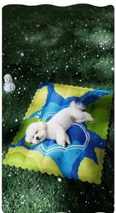 Vista detallada de un perro blanco durmiendo cómodamente en una alfombra refrescante azul