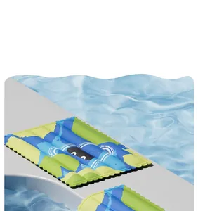 Primer plano de alfombra de enfriamiento de gel para mascotas con diseño de dibujos azul