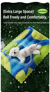 Primer plano de un perro blanco pequeño durmiendo en una alfombra refrescante azul y verde