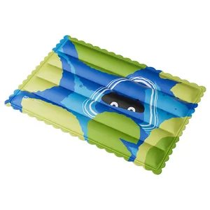 Alfombrilla refrescante rectangular para mascotas con bordes ondulados en azul y verde