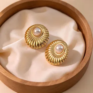 Elegantes pendientes de botón acanalados bañados en oro de 18K con perla central