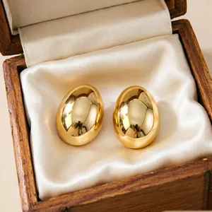 Orecchini a perno ovali placcati in oro 18K in una lussuosa scatola portagioie in legno