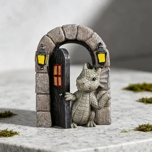 Statuetta di drago in resina che apre una porta ad arco per decorazione casa