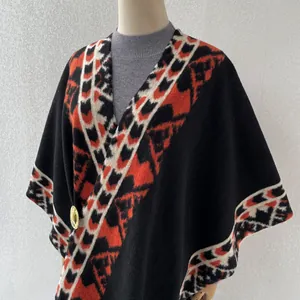 Châle poncho rétro à motif jacquard géométrique avec détail de broche dorée élégante