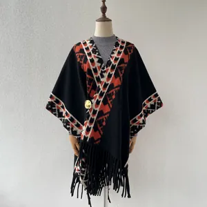 Poncho en maille jacquard rétro avec franges à glands et boucle dorée sur un mannequin