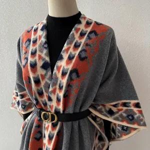 Châle poncho en tricot jacquard vintage avec des motifs géométriques pour l'hiver