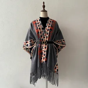 Vue détaillée du châle poncho jacquard vintage gris avec motif orange et franges.