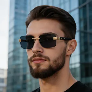Primer plano de elegantes gafas de sol cuadradas sin montura para hombre con detalles dorados.