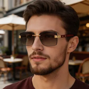 Vista detallada de gafas de sol cuadradas sin montura para hombre en entorno urbano