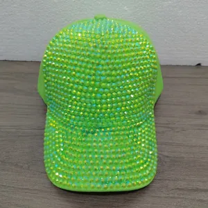 Gorra de béisbol verde neón decorada con brillantes diamantes de imitación para escenario.