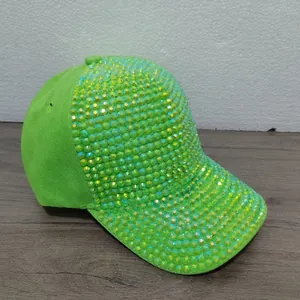 Primer plano de una gorra de béisbol verde brillante con cristales de estrás brillantes