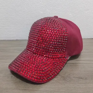 Gorra de béisbol roja para mujer con pedrería para moda al aire libre y representaciones