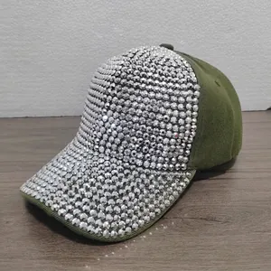 Primer plano de miles de brillantes diamantes de imitación en una gorra verde militar