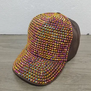 Primer plano de una gorra de béisbol marrón cubierta de brillantes diamantes de imitación.