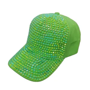 Gorra de béisbol verde vibrante cubierta con miles de diamantes de imitación para la moda