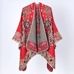 Vue détaillée d'un châle en tricot rouge et gris avec un motif paisley vintage