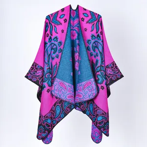Vue détaillée d'un poncho châle en maille à motifs paisley magenta et bleu pour femmes