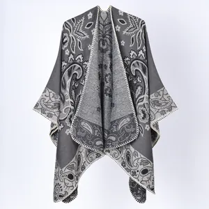 Vue détaillée du motif cachemire gris sur un châle poncho tricoté style vintage