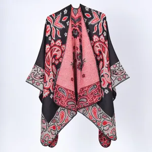 Vue détaillée d'une cape poncho pour femme avec motif cachemire rouge et noir vintage