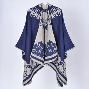 Vue détaillée du châle en tricot réversible bleu et blanc avec des motifs grecs