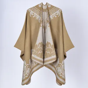 Détail de la texture du châle en tricot pour femmes avec motifs floraux jacquard