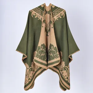 Châle en tricot élégant vert olive et beige avec motifs floraux et géométriques classiques