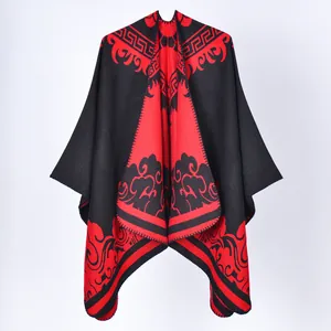 Élégant poncho en maille rouge et noir avec des motifs ethniques géométriques et floraux