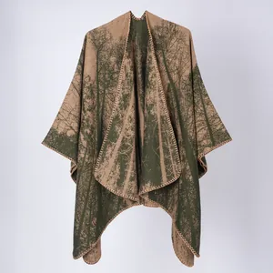 Vue détaillée d'un châle en tricot pour femme avec motif de forêt et bordures cousues main