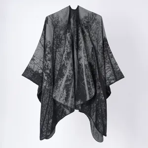 Vue détaillée du motif de forêt sur la cape châle en tricot noir et gris pour femme