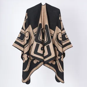 Vue détaillée d'un poncho en tricot noir et camel pour femme avec motif géométrique.