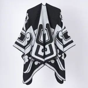 Vue détaillée d'un poncho en maille à motif géométrique noir et blanc