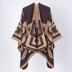 Gros plan d'un poncho en maille à motif géométrique marron et beige