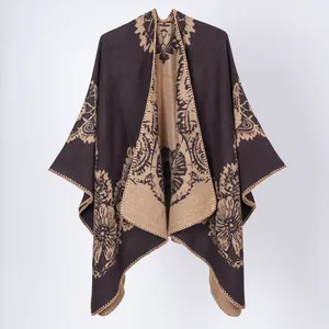Vue complète du poncho en maille à fleurs pour femme avec un design fendu classique