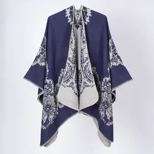 Poncho femme bleu marine avec motifs de dentelle florale grise style pastoral chic