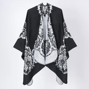 Élégant châle en tricot noir et blanc avec un motif floral en dentelle pour femmes