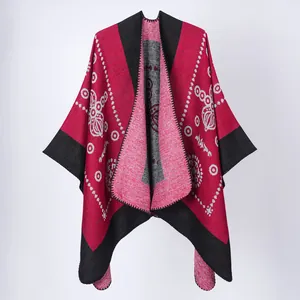 Poncho tricoté rouge pour femme avec motifs de dentelle blanche et bordure noire