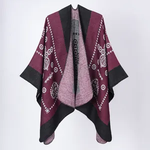 Élégant poncho en tricot à motifs de dentelle bordeaux et noirs avec fente
