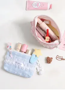 Detailansicht von Kosmetiktaschen mit Spitzenbesatz, die Stauraum für Make-up zeigen