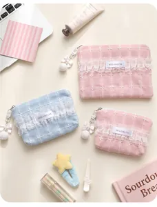 Drei kleine, mit Spitze verzierte Aufbewahrungstaschen in Rosa und Blau