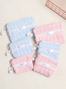 Set mit sechs rosa und blauen gesteppten Spitzenbeuteln für Make-up und Kopfhörer