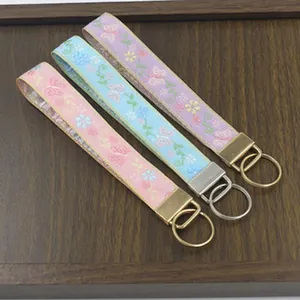 Vue détaillée de trois porte-clés de poignet en jacquard avec motifs papillon